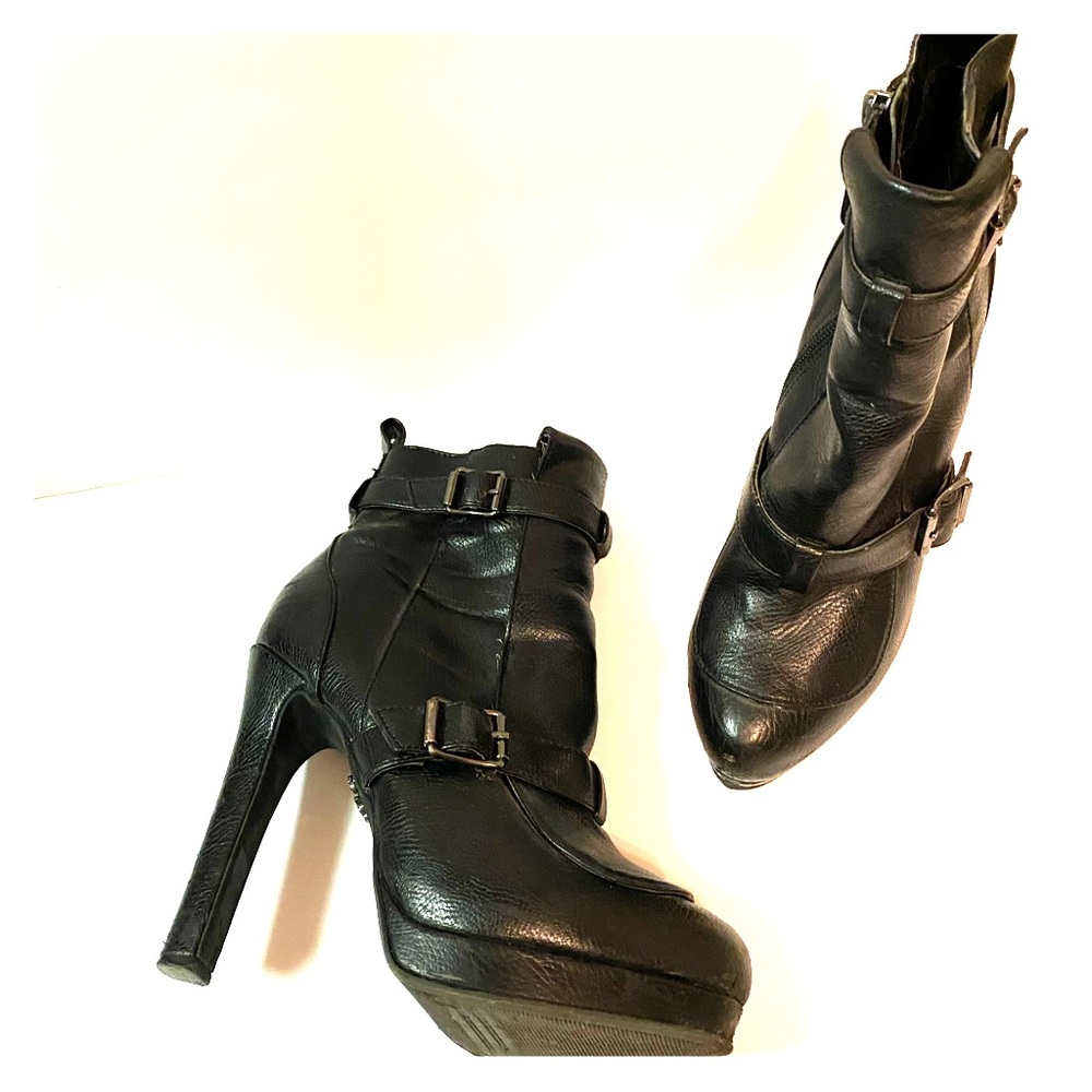 SIMPLY VERA VERA WANG ANKLE PLATFORM BOOTIE